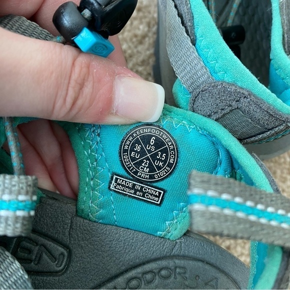 Keen | Whisper Sandals Dark Shadow Size 6 Waterproof - Picture 8 of 8